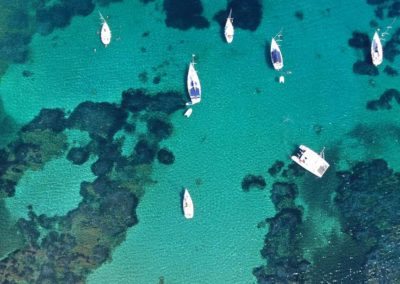 Barche a vela - vista dall'alto parco Asinara. Prenotazione escursioni con Asinara Sail Experience.