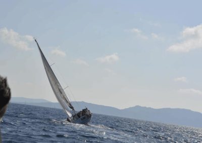 Asinara escursioni - barca a vela con vento in poppa nel parco Asinara. Prenotazione escursioni con Asinara Sail Experience.