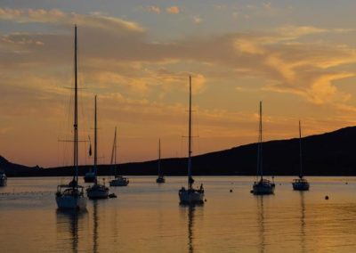 Asinara escursioni - gita in barca e tramonto nel parco Asinara. Prenotazione escursioni con Asinara Sail Experience.