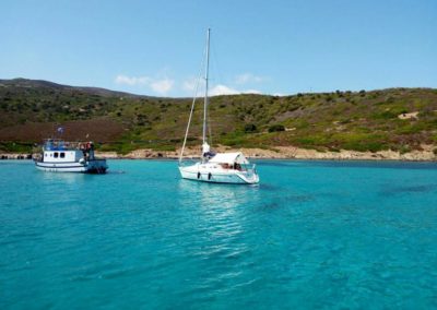 Asinara escursioni - Barche ormeggiate nell'isola dell'Asinara Prenotazione escursioni con Asinara Sail Experience.